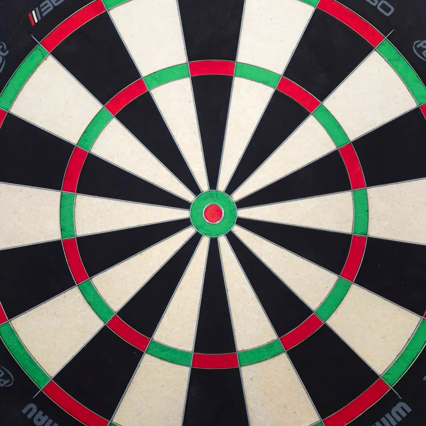 Image of Winmau Blade 6 Triple Core 360 Steeldartboard
