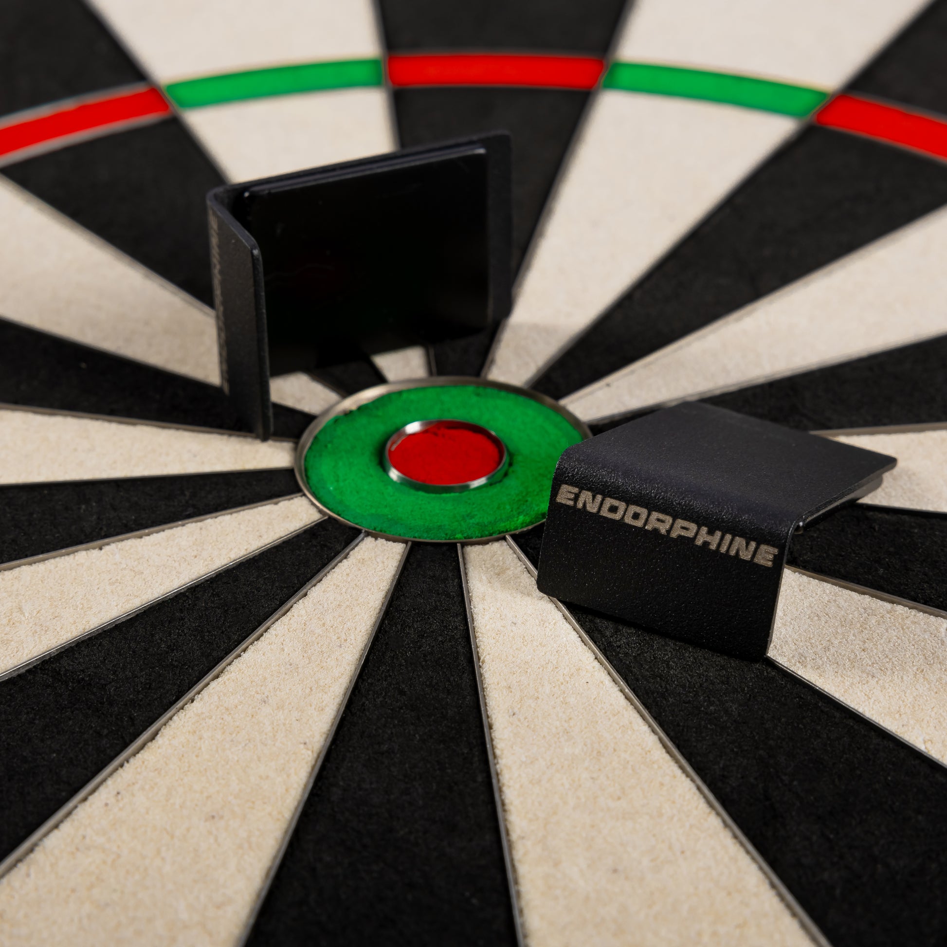 Precise180 Endorphine Dartboard, ohne Zahlenring, mit Magnethalter